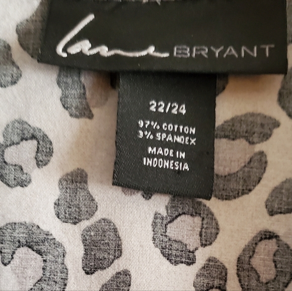 💙 V- neck Lane Bryant Cheetah Print blouse Size 22/24 - Picture 2 of 4